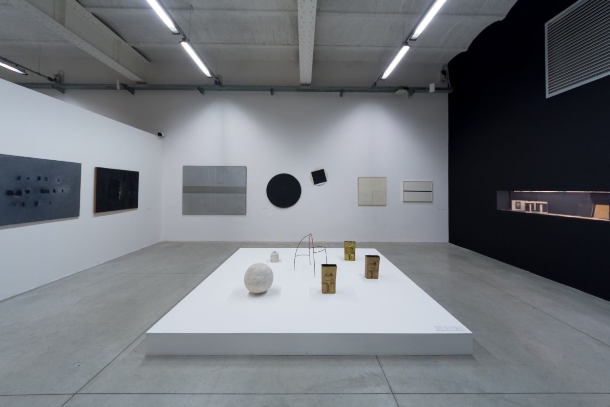 installation-view-non-aligned-modernity-exhibition-photos-by-andrej-sapric-49