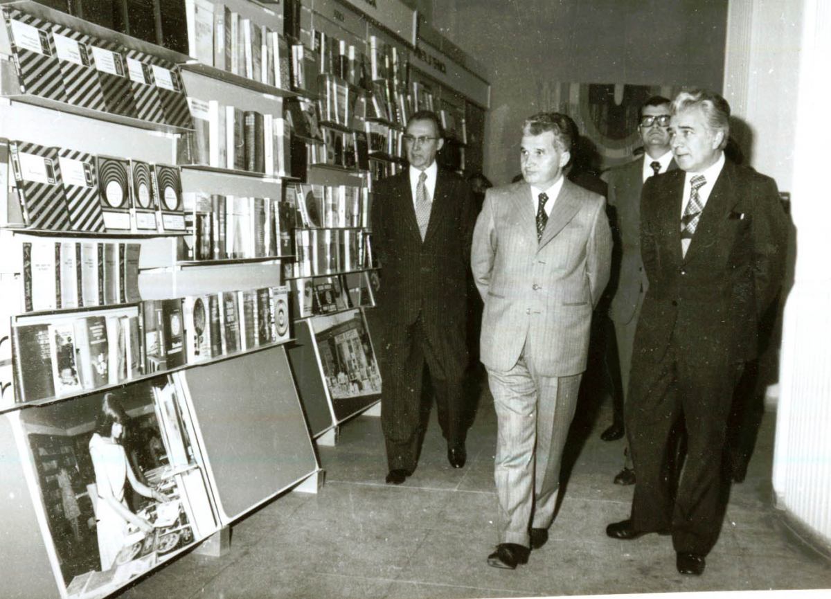 Inaugurarea, în prezenţa conducătorilor de partid şi de stat, a „Expoziţiei de carte şi mijloace de informare şi educare a oamenilor muncii”, organizată la Sala Dalles din Capitală, 1978