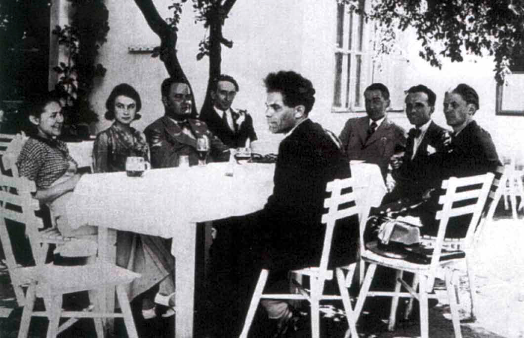 La terasa Timişoara, 1933 cu fața Lucia Piso-Ladea, doamna Birou, scriitorul Virgil Birou, Catul Bogdan cu spatele, din profil Romul Ladea, Tasso Marchini, Ștefan Gombosiu, Ioachim Miloia (director Muzeul Banatului) La terasa Timişoara, 1933 cu fața Lucia Piso-Ladea, doamna Birou, scriitorul Virgil Birou, Catul Bogdan cu spatele, din profil Romul Ladea, Tasso Marchini, Ștefan Gombosiu, Ioachim Miloia (director Muzeul Banatului)