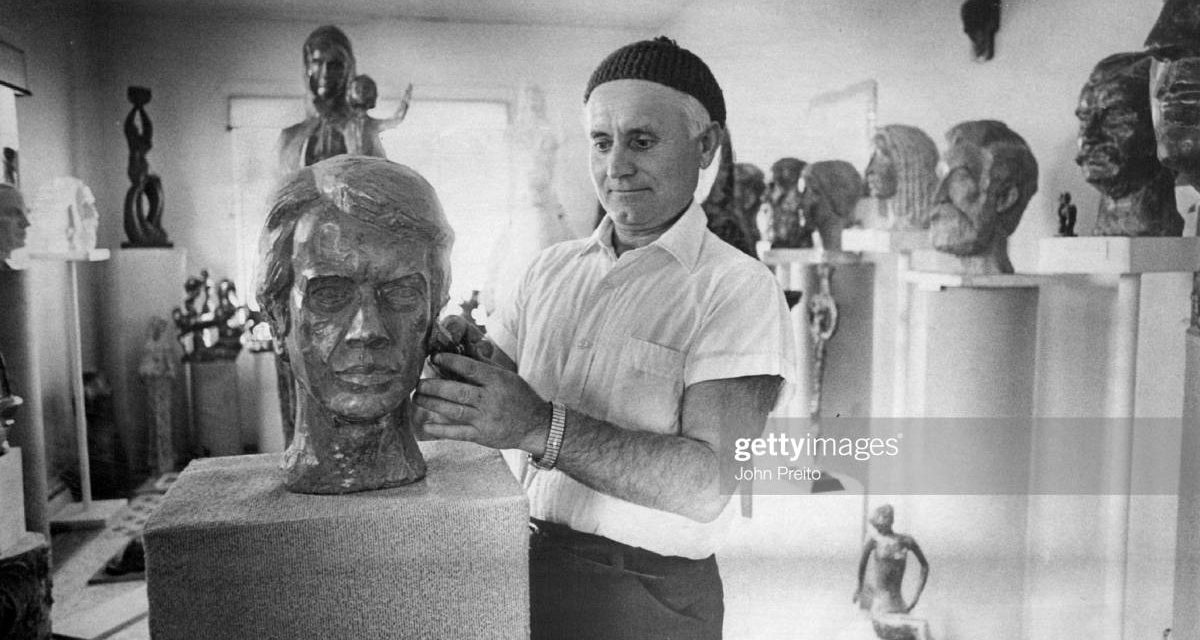 Sculptorul Gheorghe Stănescu lucrând la bustul președintelui american Carter în 1977