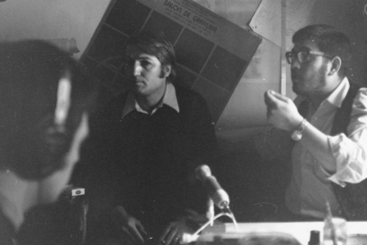 Graficienii George Leolea și Dan Erceanu în timpul unei filmări în Galeria Podul 1975