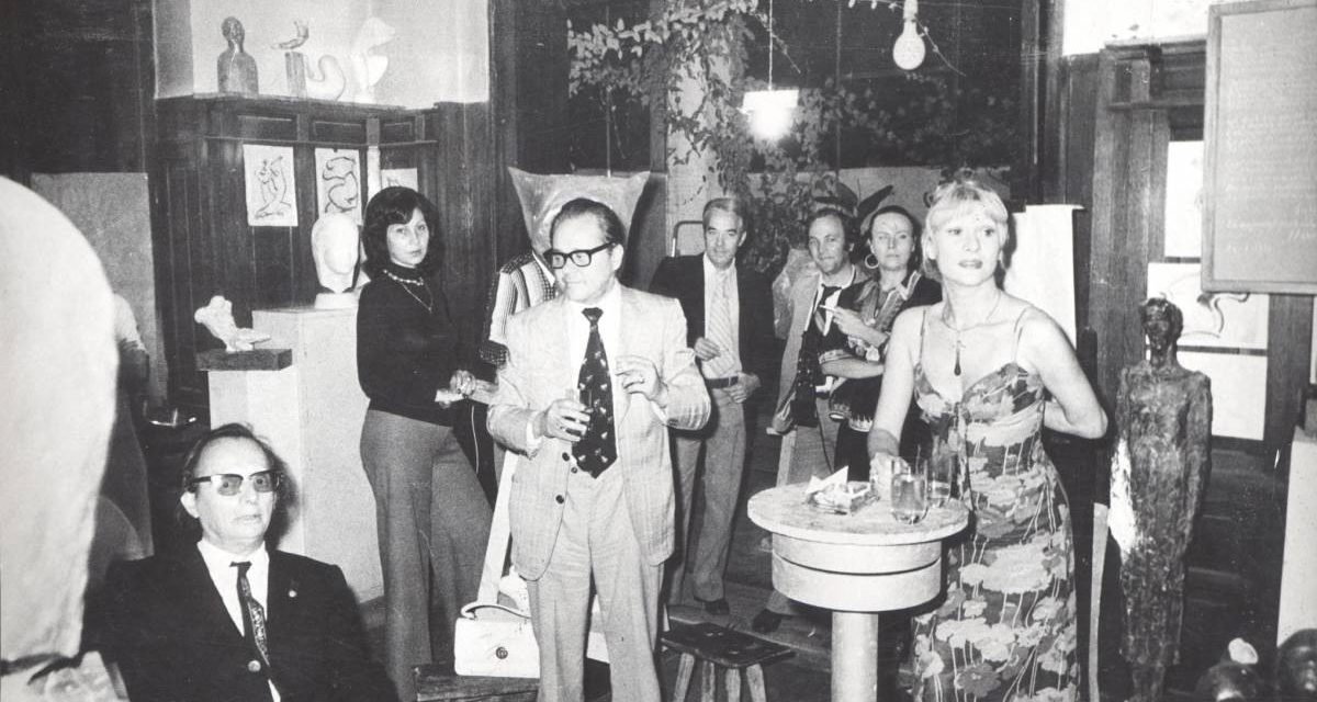 Marcel Guguianu alături de invitați in atelierul său, în perioada anilor ’70