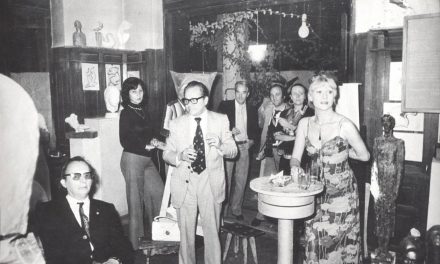 Marcel Guguianu alături de invitați in atelierul său, în perioada anilor ’70