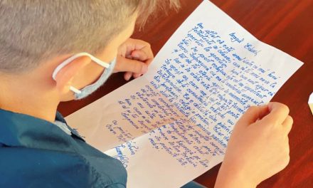 Personalități ale României au trimis elevilor scrisori scrise de mână la începutul unui an școlar special