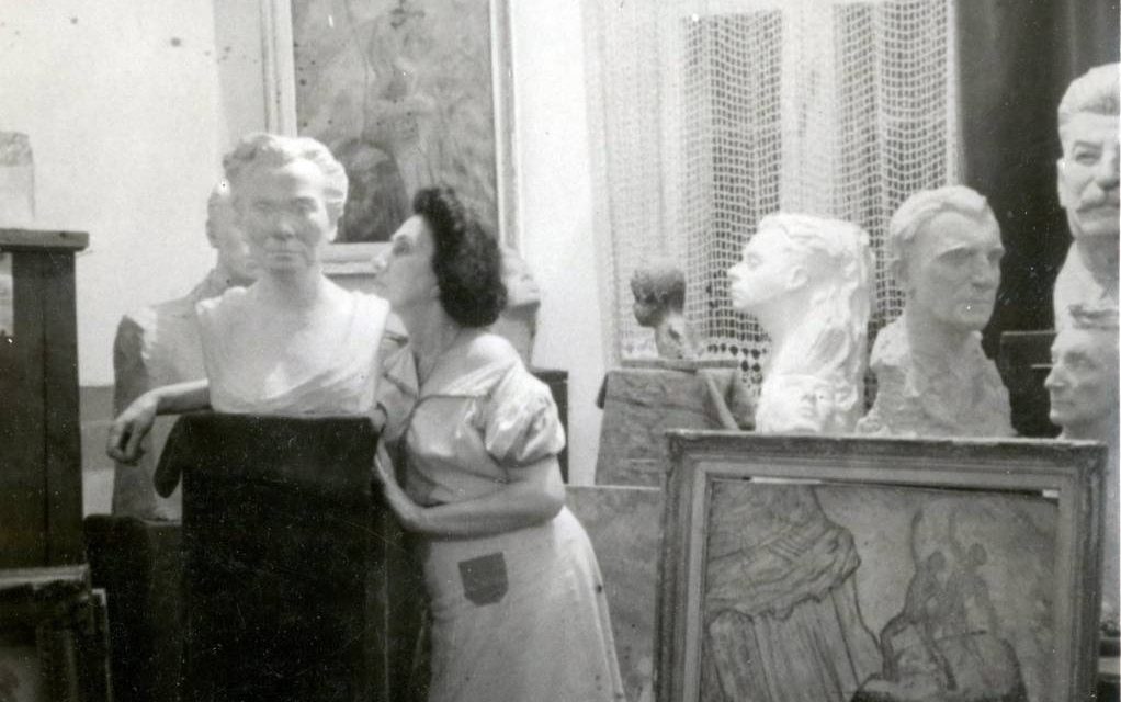 Julieta Orășanu (1896-1954) in atelierul de creatie