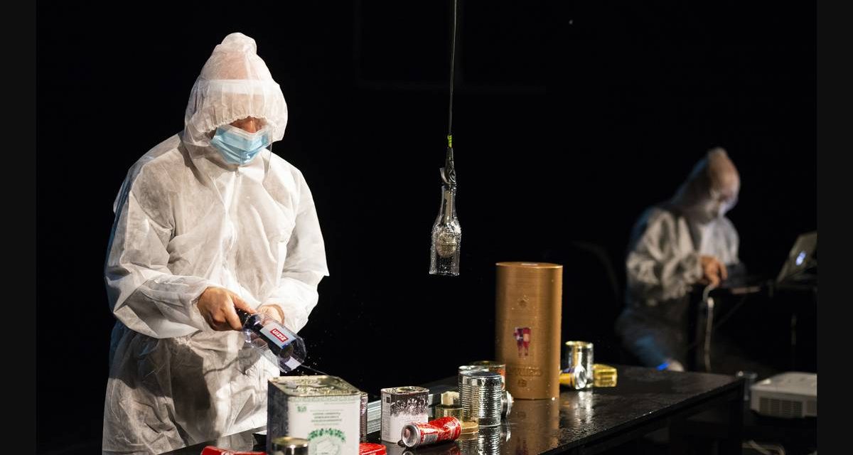 Ploaie fără nori – un performance colaborativ între Cătălin Crețu și Iosif Király, realizat în cadrul proiectului Mixed territories (WASP Studios)