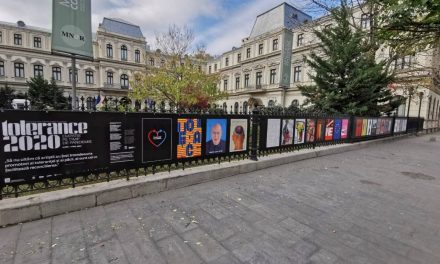 Expoziția de afișe TOLERANCE 2020 pe gardul Muzeului Colecțiilor de Artă