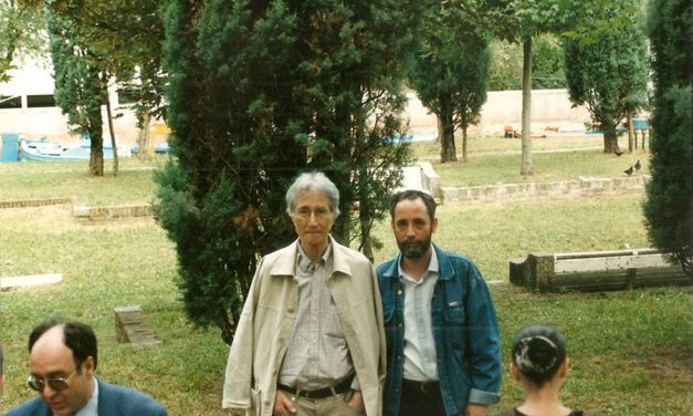 Ion Bitzan și Adrian Guță în fața Pavilionului României, Bienala de la Veneția, 1997