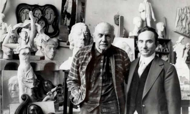 Vasile Grigore și Ion Irimescu, în atelierul sculptorului