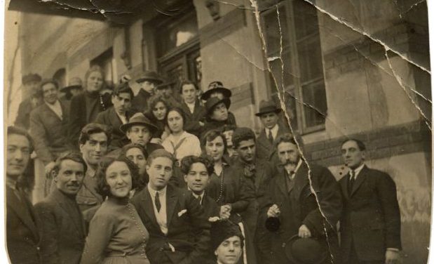 Arthur Verona în centrul studenților Academiei libere de pictură de la București