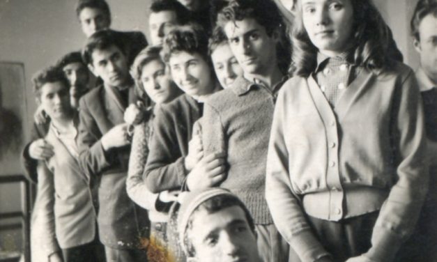 Dumitru Pasima, Marina Juravle, Ion State, Ion Bănulescu (in spatele lui), Irina Borovschi (probabil), o fată necunoscută, Florin Ciubotaru. Sus al doilea din dreapta Gh Tiutin