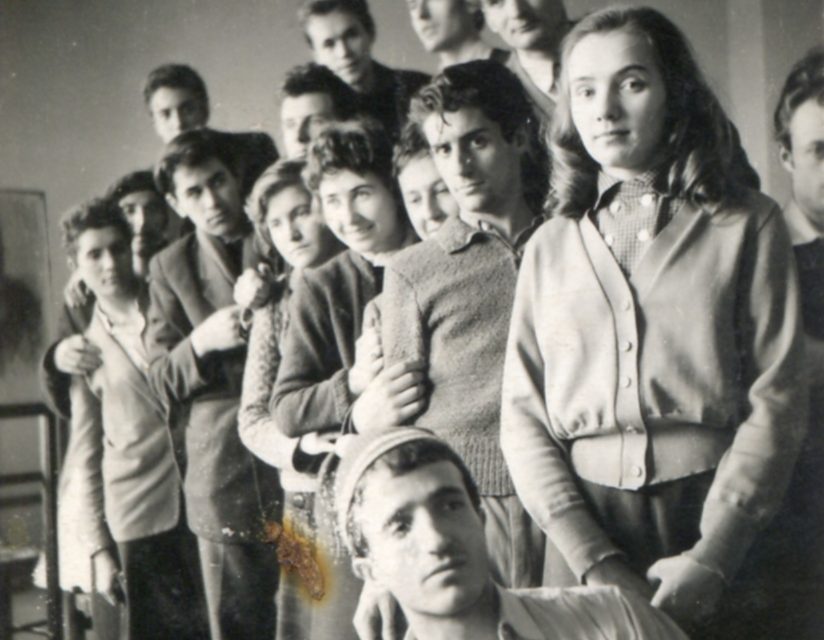 Dumitru Pasima, Marina Juravle, Ion State, Ion Bănulescu (in spatele lui), Irina Borovschi (probabil), o fată necunoscută, Florin Ciubotaru. Sus al doilea din dreapta Gh Tiutin