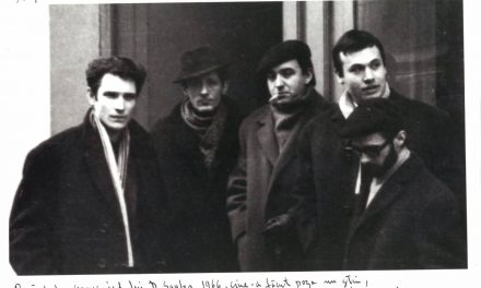 Bata Marianov, Roman Cotoșman, Ciprian Radovan, Diet Sayler, Ion Manta, 1966 în fața vechii Galerii de Artă de la Hotel Banatul, Timișoara, 1966