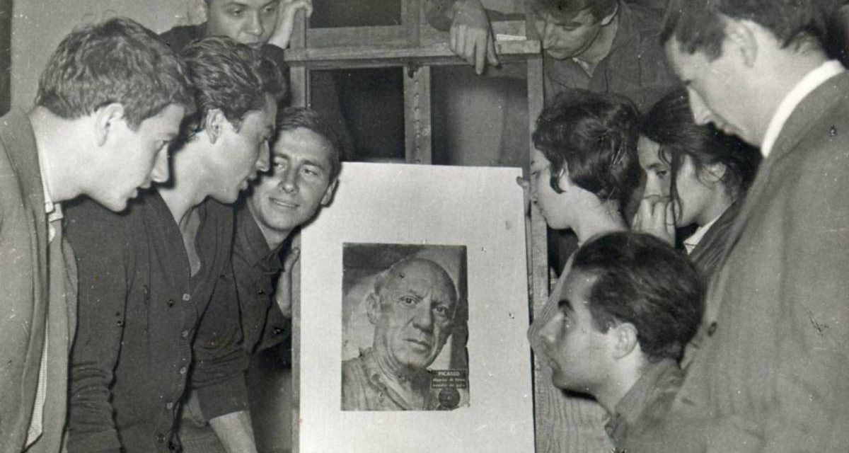Ion Cojocaru, Cornel Ionescu, Francisc Bartok, Liviu Lăzărescu, Gheorghi Petrov, Colora Iosif, Ana Drăgușanu, Henry Mavrodin, Ion Bănulescu studenți la clasa Baba în jurul fotografiei lui Picasso, 1963