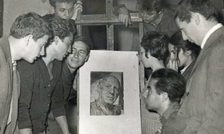 Ion Cojocaru, Cornel Ionescu, Francisc Bartok, Liviu Lăzărescu, Gheorghi Petrov, Colora Iosif, Ana Drăgușanu, Henry Mavrodin, Ion Bănulescu studenți la clasa Baba în jurul fotografiei lui Picasso, 1963