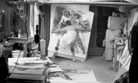 Nicăpetre în atelierul de desen din Toronto, cu „Artistul și Muza” în brațe
