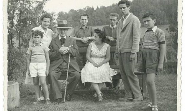 Radu Varia în vizită la Mihail Sadoveanu la Vovideni