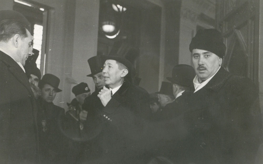 Londra, 17 martie 1936, ministrul Afacerilor Externe al României, Nicolae Titulescu (centru–stânga imaginii), la şedinţa Consiliului Ligii Naţiunilor ce a avut loc în Salonul Regina Anna din Palatul St. James din capitala Marii Britanii; fotografie de epocă; dim.: 24,5x18 cm; datare imagine: 1936; fotograf/artist: ?; atelier/agenţia de presă: Scherl Bilderdienst din Berlin (Germania); sursa foto: colecţie privată; deţinător: colecţionar român