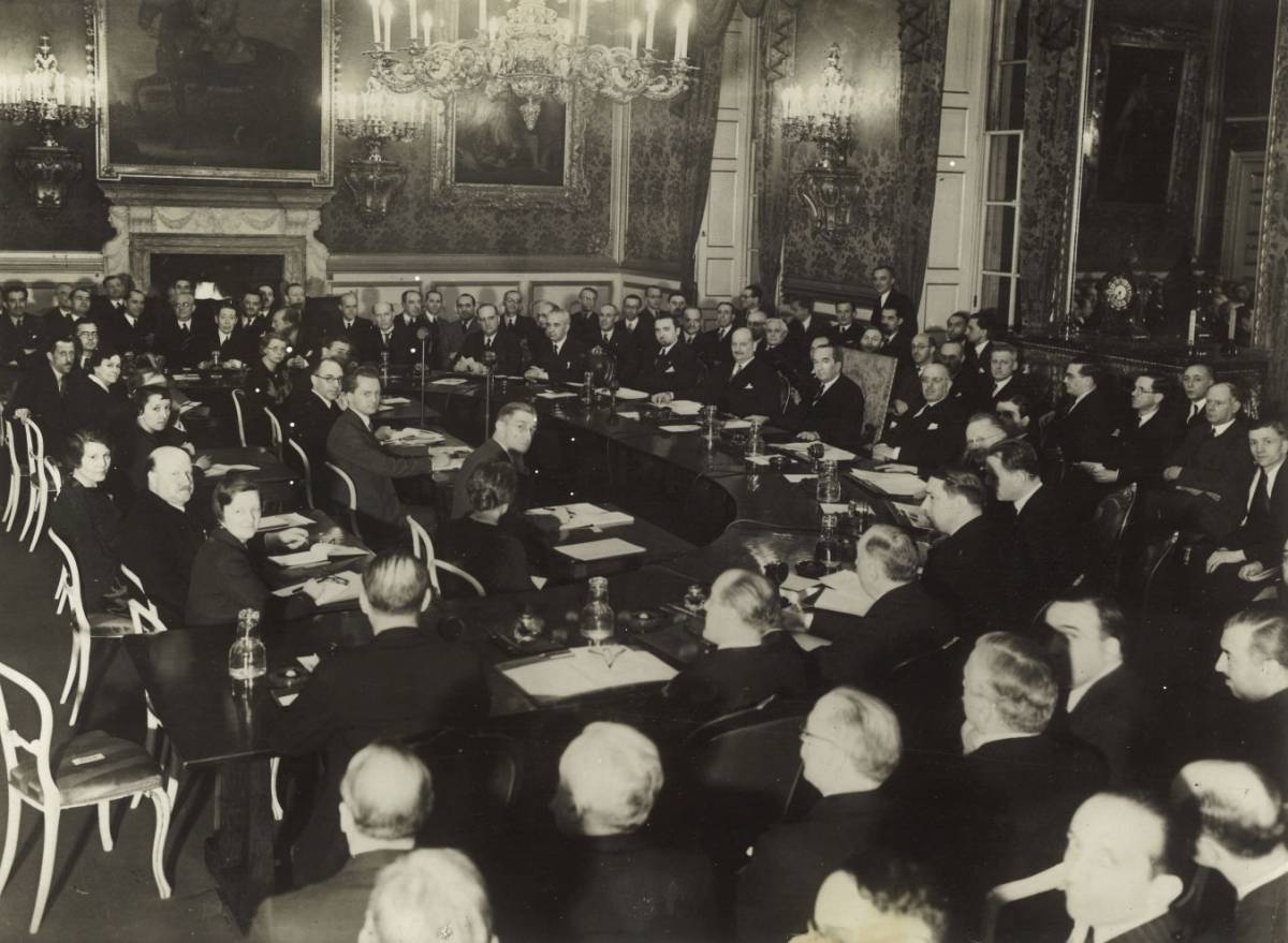 Londra, 17 martie 1936, ministrul Afacerilor Externe al României, Nicolae Titulescu (centru–stânga imaginii), la şedinţa Consiliului Ligii Naţiunilor ce a avut loc în Salonul Regina Anna din Palatul St. James din capitala Marii Britanii; fotografie de epocă; dim.: 24,5x18 cm; datare imagine: 1936; fotograf/artist: ?; atelier/agenţia de presă: Scherl Bilderdienst din Berlin (Germania); sursa foto: colecţie privată; deţinător: colecţionar român