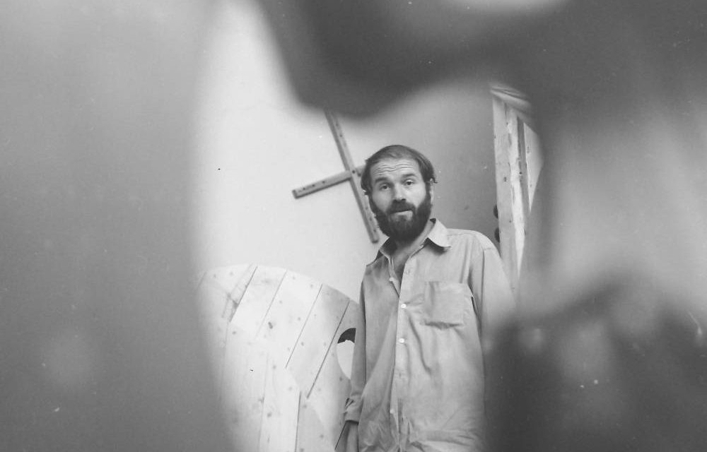 Mircea Spătaru pregătind Expoziția de la Galeria Orizont, București, 1972