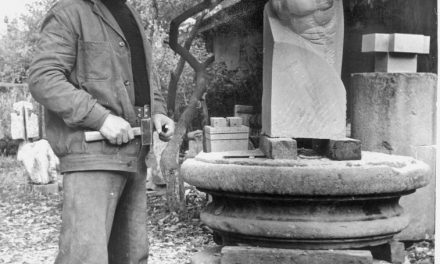 Nicăpetre finisând portretul lui Perpessicius – marmură, București, 1978