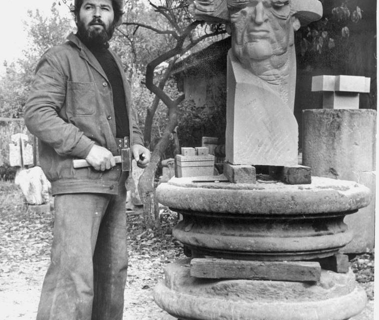 Nicăpetre finisând portretul lui Perpessicius – marmură, București, 1978