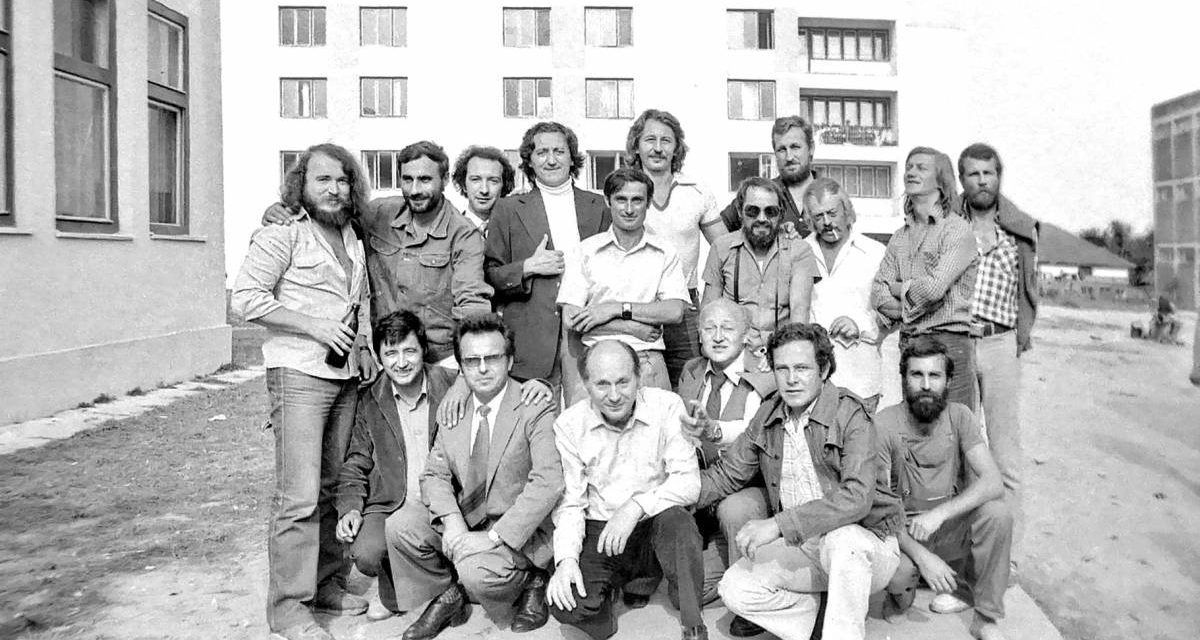 Ion Iancuț, Bobu Alecu, Vlad Ciobanu, Ștefan Călăreșanu, Alexandru Călinescu Arghira, Nicolae Bădărău, Doru Covrig la tabăra de sculptură, Hobița, 1981