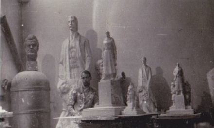 Alexandru Mihai în anii 1960 în atelierul lui Gavril Covalschi lângă modele din monumentul Ostașului Român din Arad
