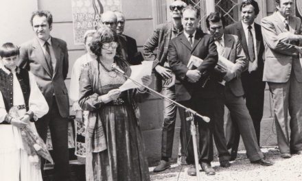 Artista Gina Hagiu, vorbind la inaugurarea Muzeului din Săvârșin (1988). În plan secund Horia Truță, Horia Flămând, Iosif Dohangie, Pascu Hurezan, Florin Lucaci, Horia Medeleanu