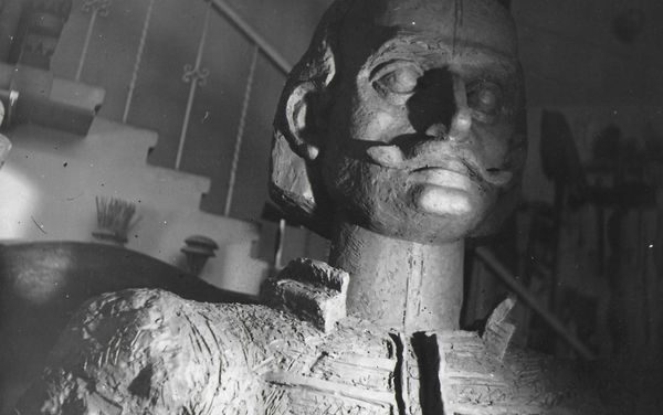 Gheorghe Iliescu-Călinești, Iancu de Hunedoara, 1996, în atelier și în fața Primăriei Municipiului Hunedoara