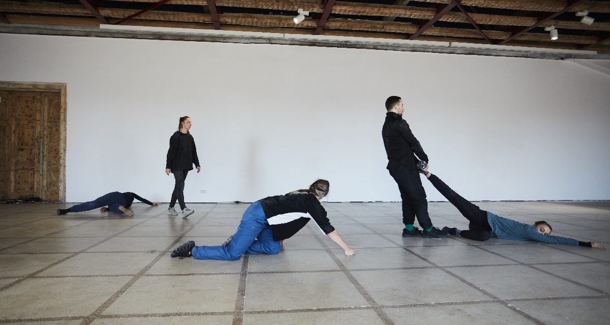 „Izolare într-o serie de stări liminale” – despre fenomenul izolării și istoria complexă a clădirii Malmaison