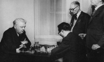 Mihail Sadoveanu jucând șah cu Camil Petrescu, alături de Ion Jalea și academicianul Iorgu Iordan