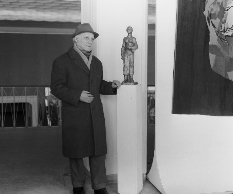 Sculptorul Mihai Coșan