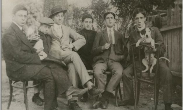 Grupul Simbolul, Tristan Tzara, Ion Vinea, alături de câinele său, Satyr, Marcel Iancu, Jules Janco și Poldi Chapier, fotografie de epocă, cca. 1912