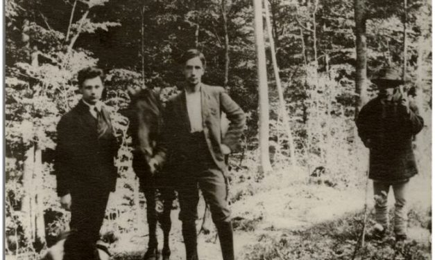 Tristan Tzara alături de Ion Vinea în pădurea de la Drăgănești, cca. 1915