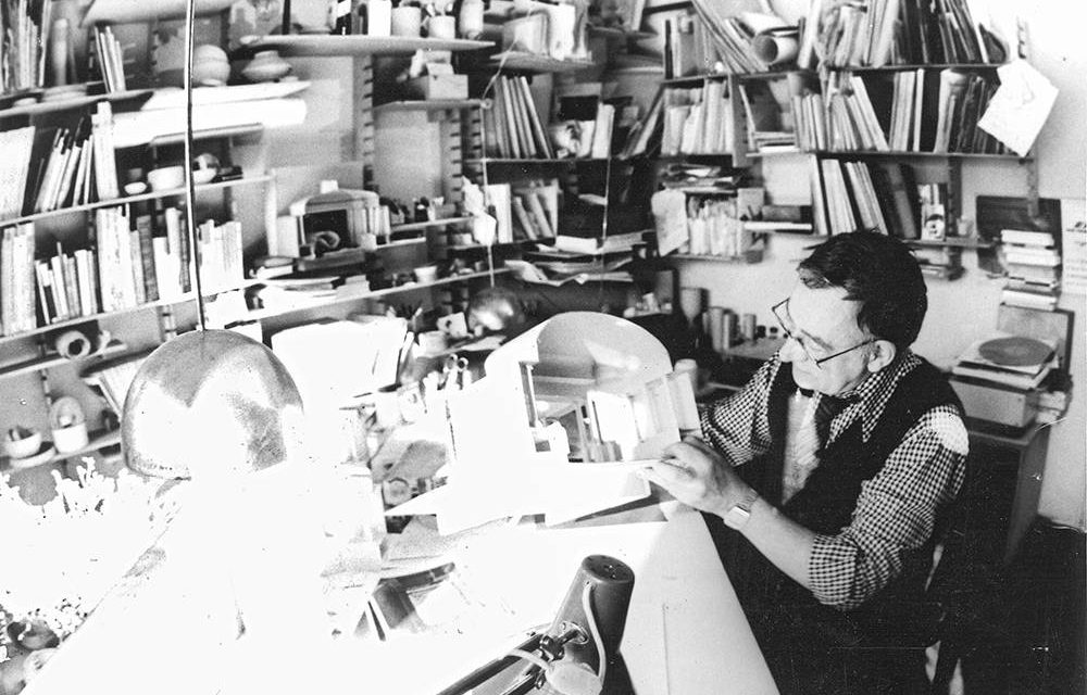 Artistul și arhitectul Paul Bortnovski în atelierul său din București, cca 1980