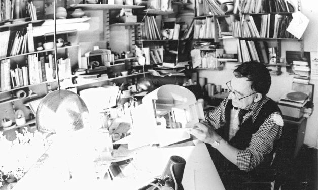 Artistul și arhitectul Paul Bortnovski în atelierul său din București, cca 1980