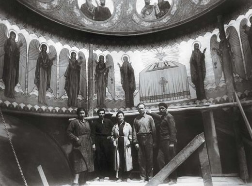 Nina Arbore alături de pictorii I. Filatief şi Victor Ivanov pe şantierul bisericii Sf. Împăraţi Constantin şi Elena din Constanţa, 1936