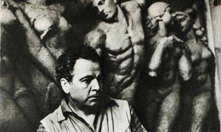 Ion Vlad în fața reliefului monumental de pe fațada Teatrului de Operă și Balet din Capitală, 1959