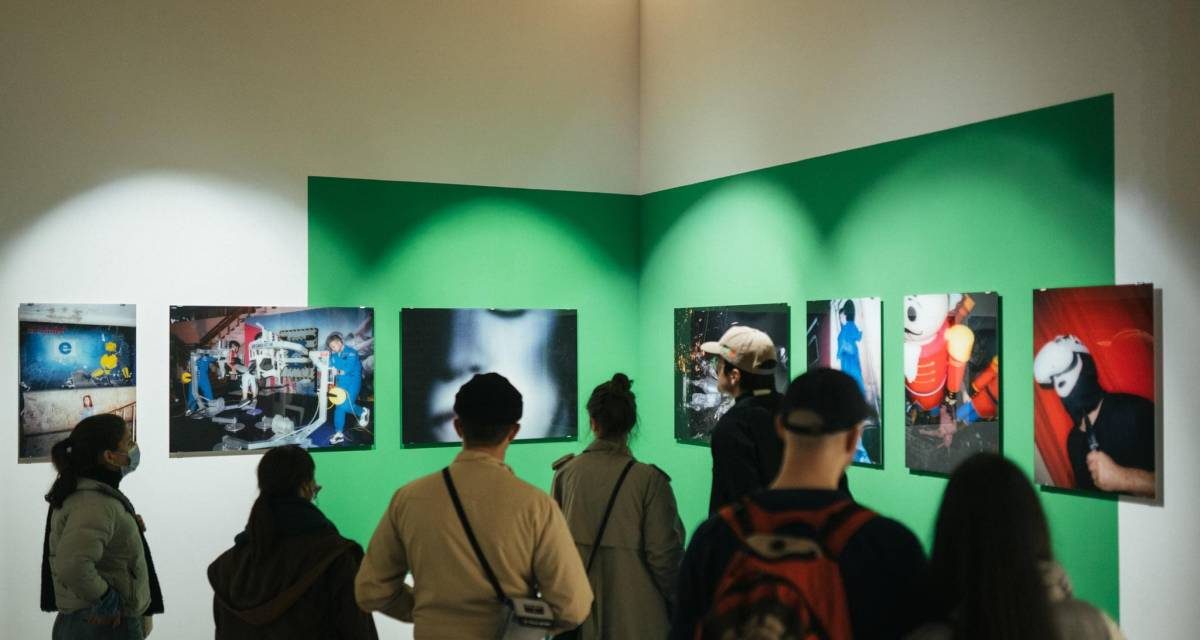 Alexandru Mironov în conversație cu artistul fotograf Mihai Barabancea la 2/3 Galeria într-o discuție despre artă, știință și ficțiune