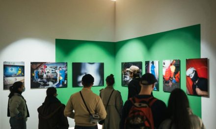 Alexandru Mironov în conversație cu artistul fotograf Mihai Barabancea la 2/3 Galeria într-o discuție despre artă, știință și ficțiune