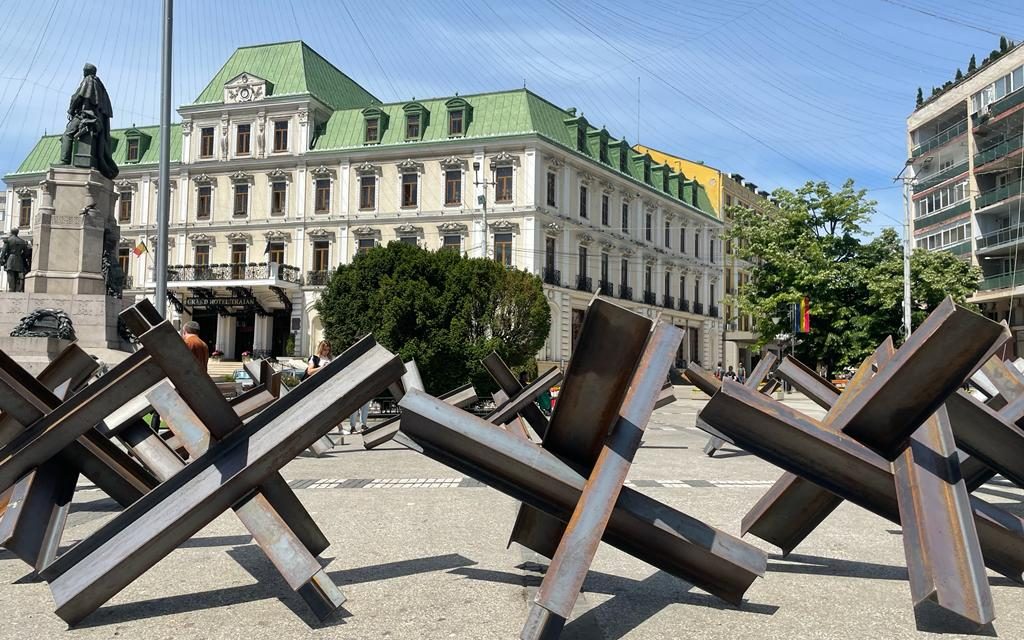 Baraje anti-tanc folosite în războiul din Ucraina, montate în Piața Unirii din Iași – instalație-manifest la Romanian Creative Week