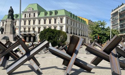 Baraje anti-tanc folosite în războiul din Ucraina, montate în Piața Unirii din Iași – instalație-manifest la Romanian Creative Week