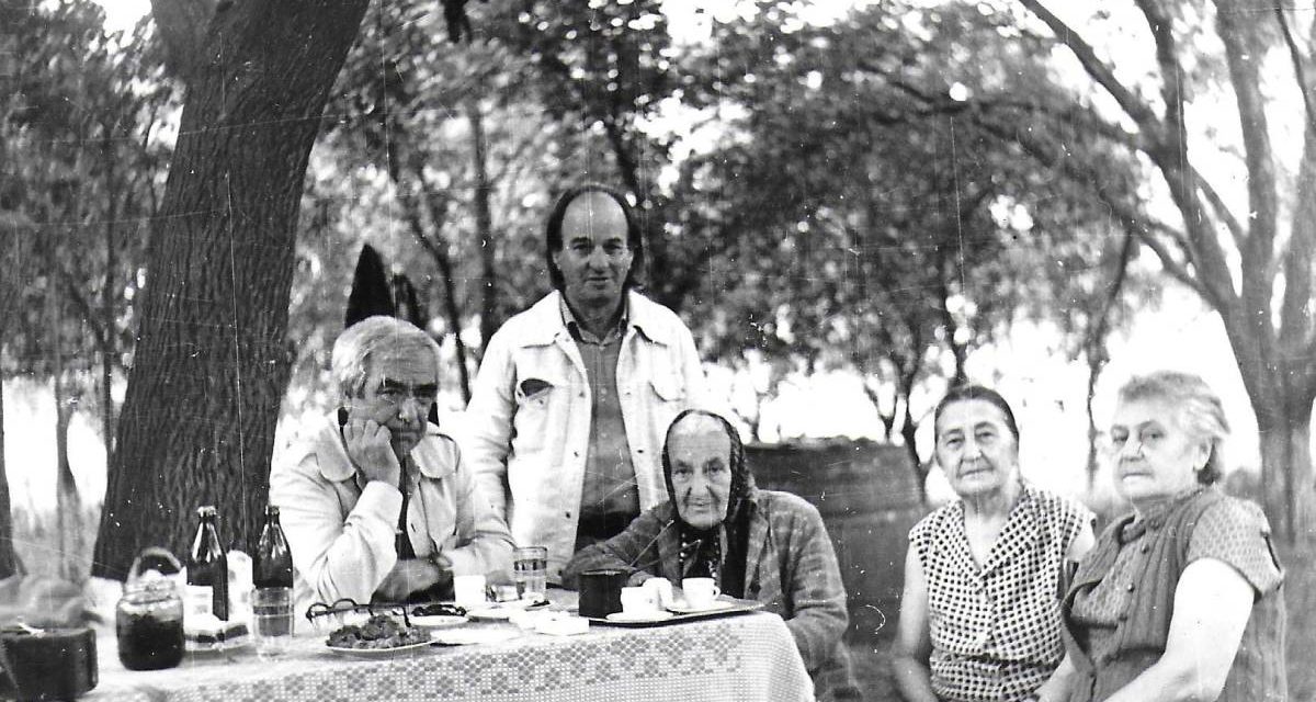 Gheorghe Iliescu-Călinești cu pictorul Constantin Piliuță și familia acestuia Botoșani, 1981