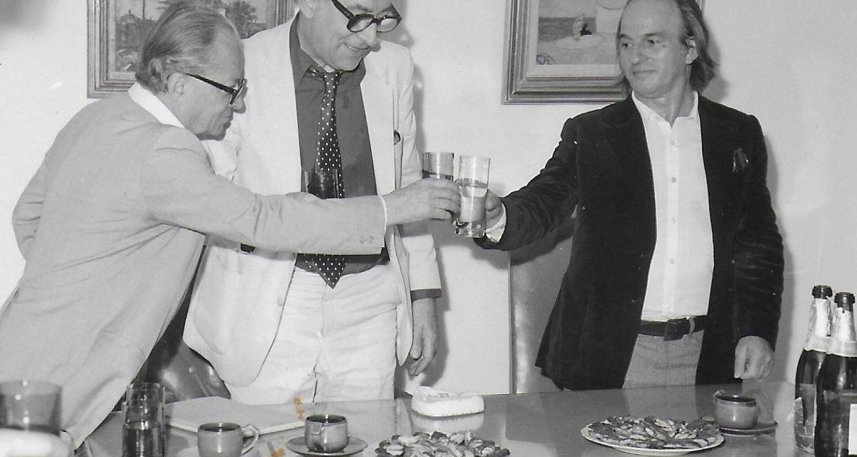 Gheorghe Iliescu-Călinești la aniversare 50 ani (UAP), împreună cu criticul și istoricul de artă Ion Frunzetti (stânga) și arhitectul și scenograful Paul Bartnovschi (centru)