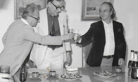Gheorghe Iliescu-Călinești la aniversare 50 ani (UAP), împreună cu criticul și istoricul de artă Ion Frunzetti (stânga) și arhitectul și scenograful Paul Bartnovschi (centru)