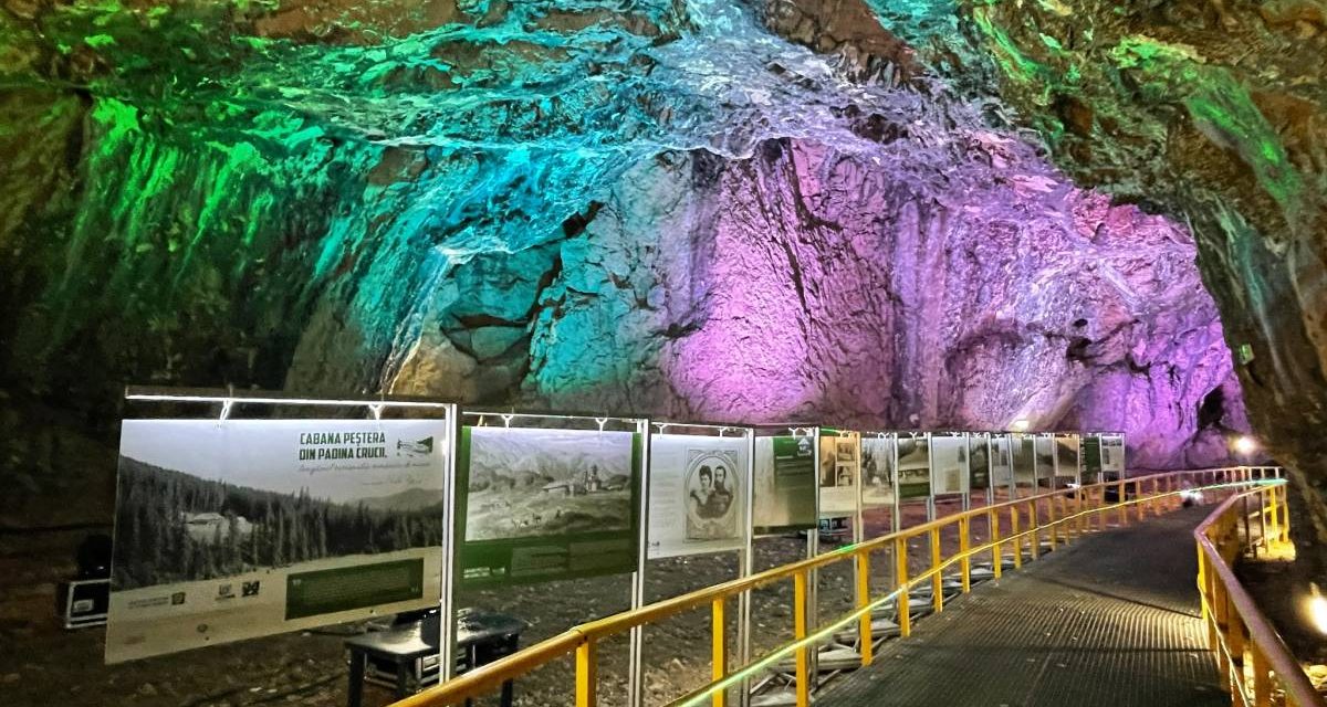 Expoziție despre istoria turismului montan organizată în inima Bucegilor