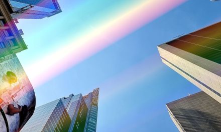 #PolarRainbow lucrarea artistului leton-britanic Kristaps Ancāns se va înălța peste Piața Constituției din București