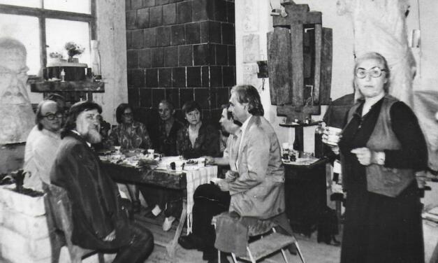 Atelierul din Pangratti al Getei Caragiu (sculptor), cu pictorul Constantin Blendea, sculptorul Radu Aftenie, sculptorul Iliescu-Călinești
