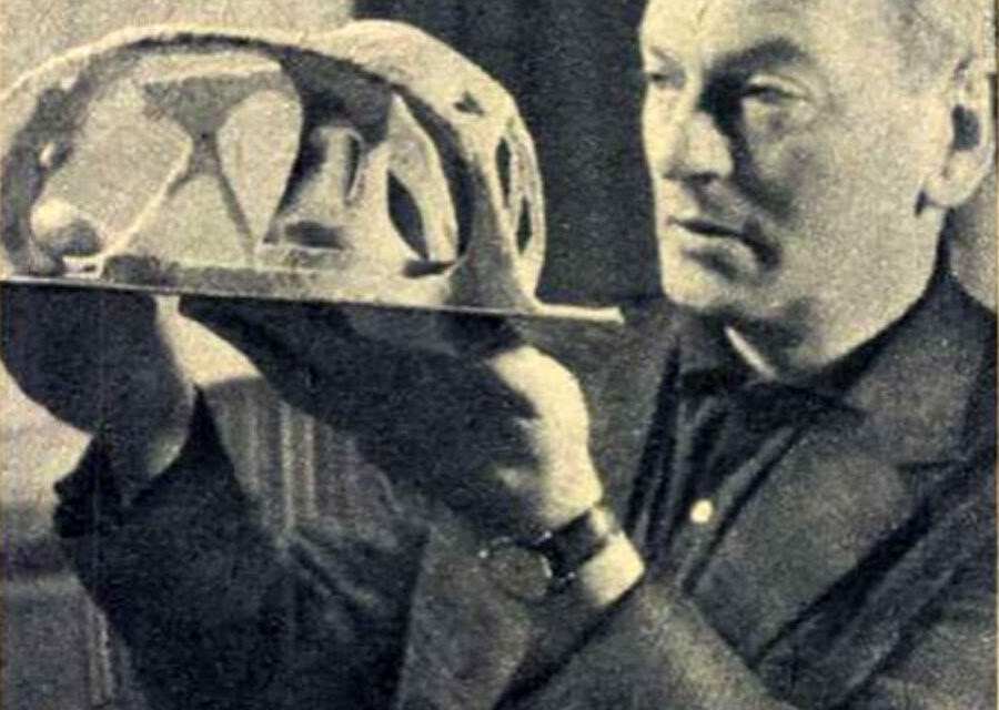 Jules Perahim cu macheta decorului pentru spectacolul „Înşiră-te mărgărite” de Victor Eftimiu, 1964